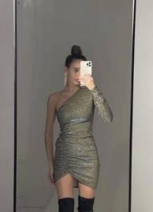 Коктальное платье на одно плечо со сборкой от femme lux