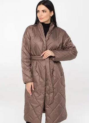 Стильное стеганое пальто с поясом