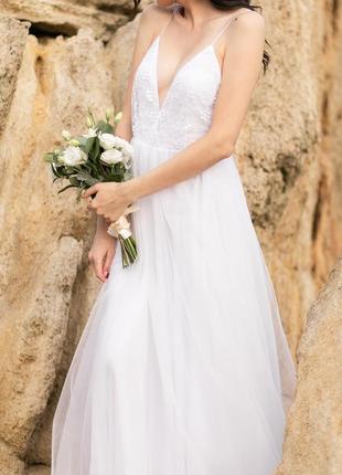 Легка, невагома весільна сукня з відкритою спиною і глибоким декольте3 фото
