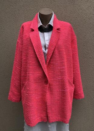 Легке,фактурне,букле пальто,
