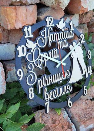 Настенные деревянные часы с бесшумным механизмом на годовщину свадьбы4 фото