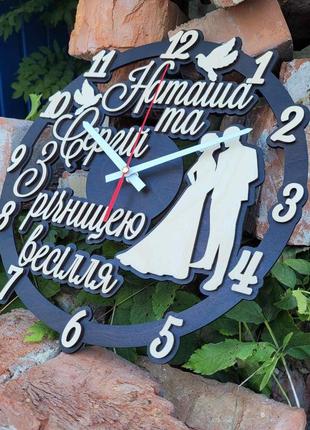 Настенные деревянные часы с бесшумным механизмом на годовщину свадьбы3 фото