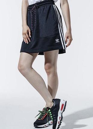 Плотная юбка от adidas с лампасами на шнурочке с нейлоновыми карманами