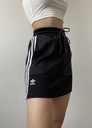 Плотная юбка от adidas с лампасами на шнурочке с нейлоновыми карманами3 фото