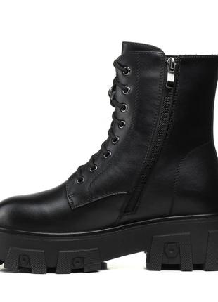 Ботинки черные кожаные зимние на шнурках на тракторной подошве и устойчивом каблуке и меху 1557ц3 фото