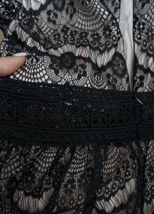 Нежное воздушное коктейльное черно-бежевое платье с кружевом3 фото