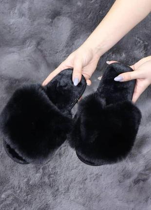 Женские пушистые меховые комнатные тапки цвет черный1 фото