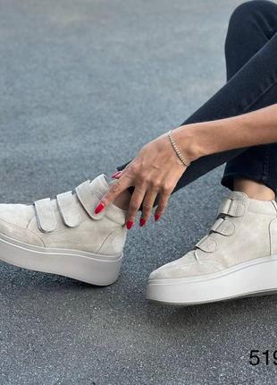 Демісезонні жіночі замшеві ботинки бежевого кольору, трендові жіночі ботинки на липучках3 фото