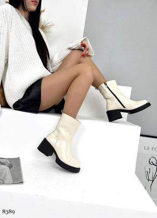 Стильні натуральні лакові ботинки молочного кольору, трендові жіночі черевики, зима та демі
