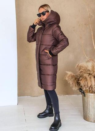 Стильна жіноча подовжена куртка коричневого кольору з кишенями та капюшоном5 фото