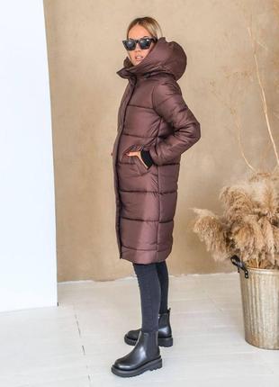 Стильна жіноча подовжена куртка коричневого кольору з кишенями та капюшоном2 фото