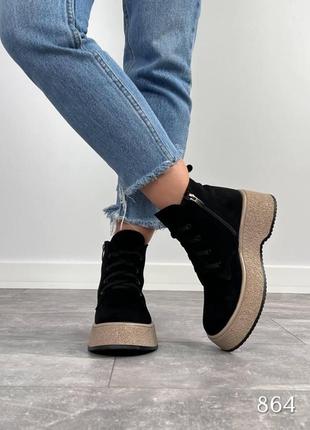 Демісезонні жіночі замшеві ботинки чорного кольору, трендові жіночі черевики на шнурівці8 фото