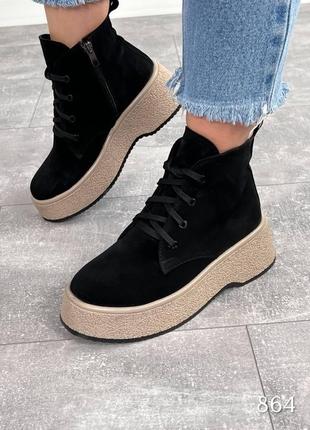 Демісезонні жіночі замшеві ботинки чорного кольору, трендові жіночі черевики на шнурівці4 фото