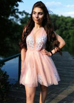 Короткое нежно-розовое платье с кружевом2 фото