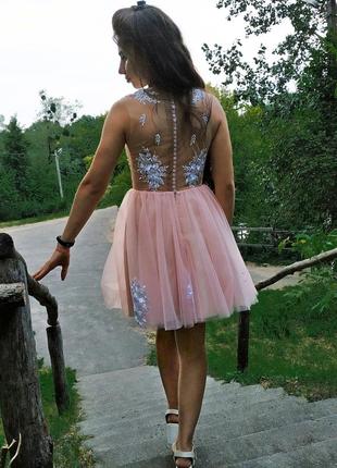 Короткое нежно-розовое платье с кружевом5 фото