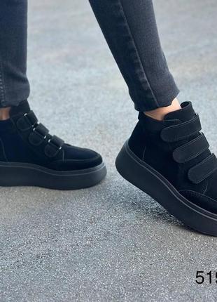 Демісезонні жіночі замшеві ботинки чорного кольору, трендові жіночі ботинки на липучках5 фото