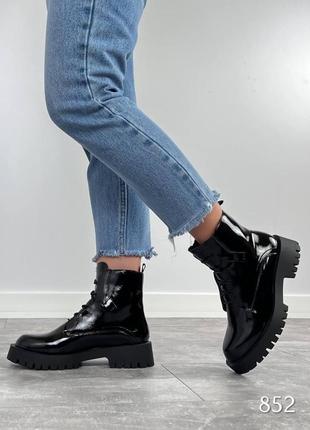 Демісезонні жіночі лакові ботинки чорного кольору, трендові жіночі черевики на шнурівці