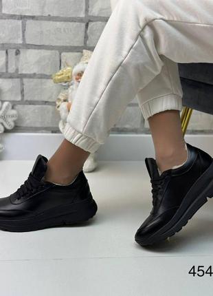 Стильні зимові шкіряні жіночі кросівки чорного кольору, утеплені кросівки на шнурівці1 фото