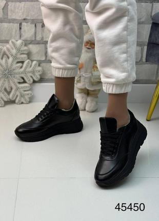 Стильні зимові шкіряні жіночі кросівки чорного кольору, утеплені кросівки на шнурівці7 фото