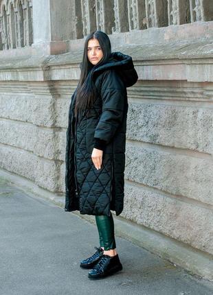 Длинное женское зимнее пальто стеганное с капюшоном и разрезами черное,48р4 фото
