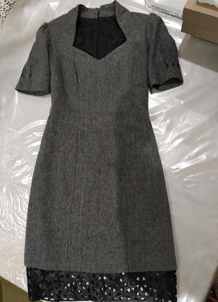 Платье из тонкой шерстяной ткани с перфорацией