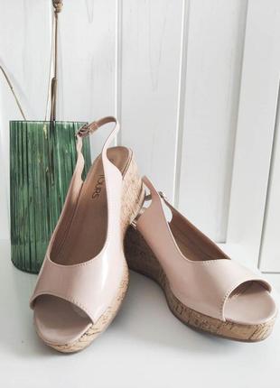 Класні бежеві босоніжки на платформі, розмір 39