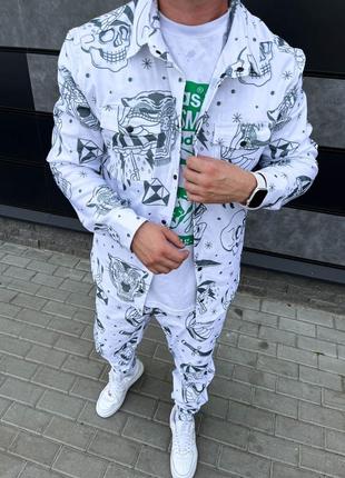 Білий чоловічий костюм сорочка штани з принтами