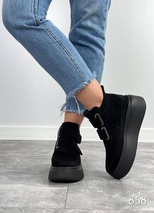 Демісезонні жіночі замшеві ботинки чорного кольору, трендові жіночі черевики на липучках5 фото