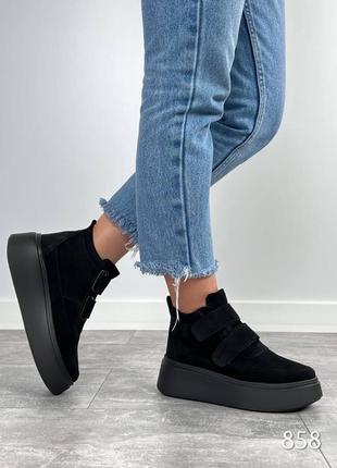 Демісезонні жіночі замшеві ботинки чорного кольору, трендові жіночі черевики на липучках7 фото