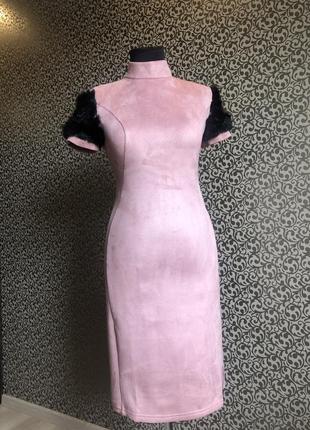 Платье с сьемными рукавами разных размеров.