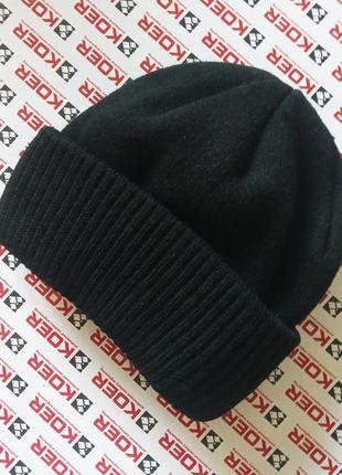 В'язана тепла зимова шапочка 
з відворотом на мікрофлісі
,колір чорний ,
розмір універсальний