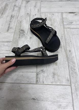Босоножки teva
