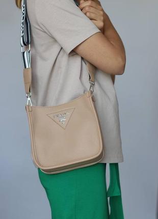 Мягкая женская сумка клатч барсетка в бежевому цвета prada