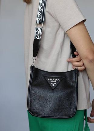 Черная женская сумка люкс качества на плече широкий ремешок.   prada5 фото