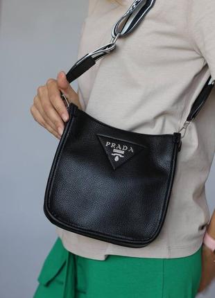 Черная женская сумка люкс качества на плече широкий ремешок.   prada3 фото