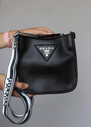 Черная женская сумка люкс качества на плече широкий ремешок.   prada4 фото