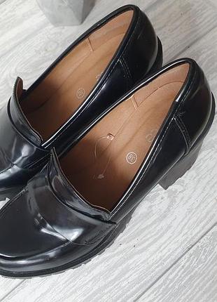 Зручні шкіряні туфлі befree