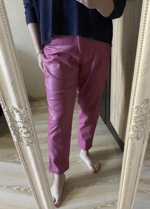Нові рожеві ефектні штани мом з екошкіри 50-52 р