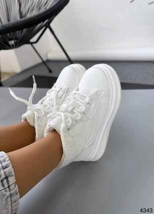 Білі зимові дутики