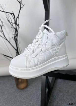 Білі зимові дутики