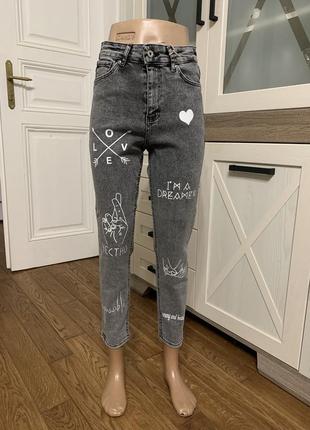 Женские джинсы мом турция с надписями и рисунками 26-31 серые1 фото