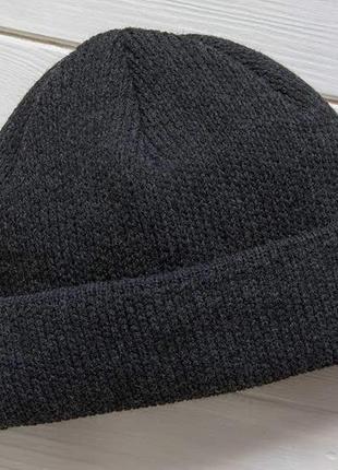 Мужская зимняя шапка вязаная лео с отворотом черная7 фото