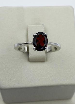 Каблучка срібна з гранатом 18,5 2,54 г
