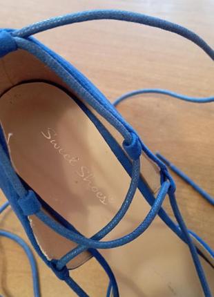 Новенькі туфельки кольору електрик6 фото