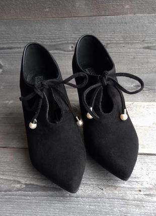 Черные ботинки замшевые на толстом каблуке женские ботильоны туфли на шнурках острый носок деми2 фото