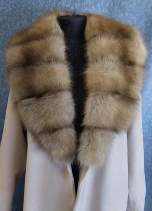 Шикарное женское пальто с воротником куницы1 фото