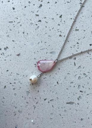 Прикраса ручної роботи з епоксидної смоли з пелюсткою троянд та культивованою перлиною, кулон на ланцюжку