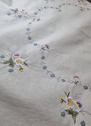 Белая вышитая скатерть в цветы анютины глазки handmade5 фото