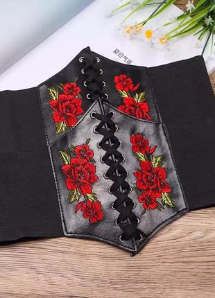 Черный пояс корсет с красной вышивкой цветами на шнуровке портупея из кожзама экокожа2 фото