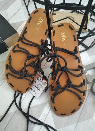 Сандалі, в'єтнамки,гладіатори zara